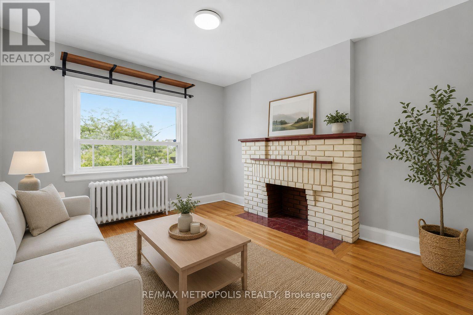 Upper - 277 Gilmour Avenue, Toronto, Ontario  M6P 3B6 - Photo 4 - W13447932