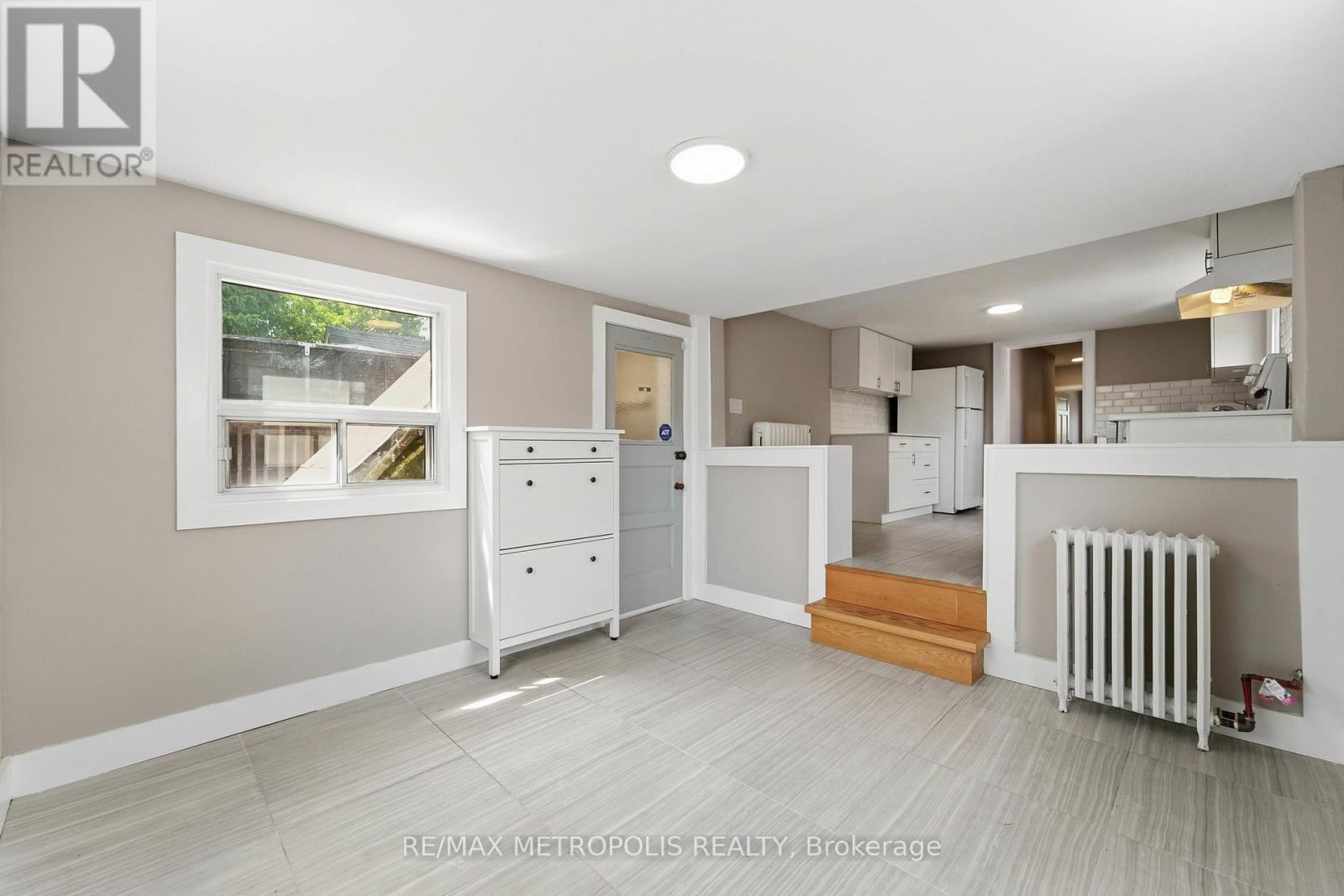 Upper - 277 Gilmour Avenue, Toronto, Ontario  M6P 3B6 - Photo 7 - W13447932