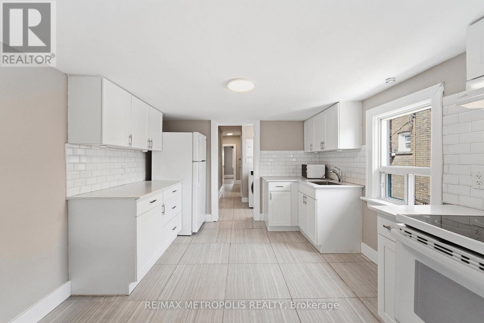 Upper - 277 Gilmour Avenue, Toronto, Ontario  M6P 3B6 - Photo 8 - W13447932