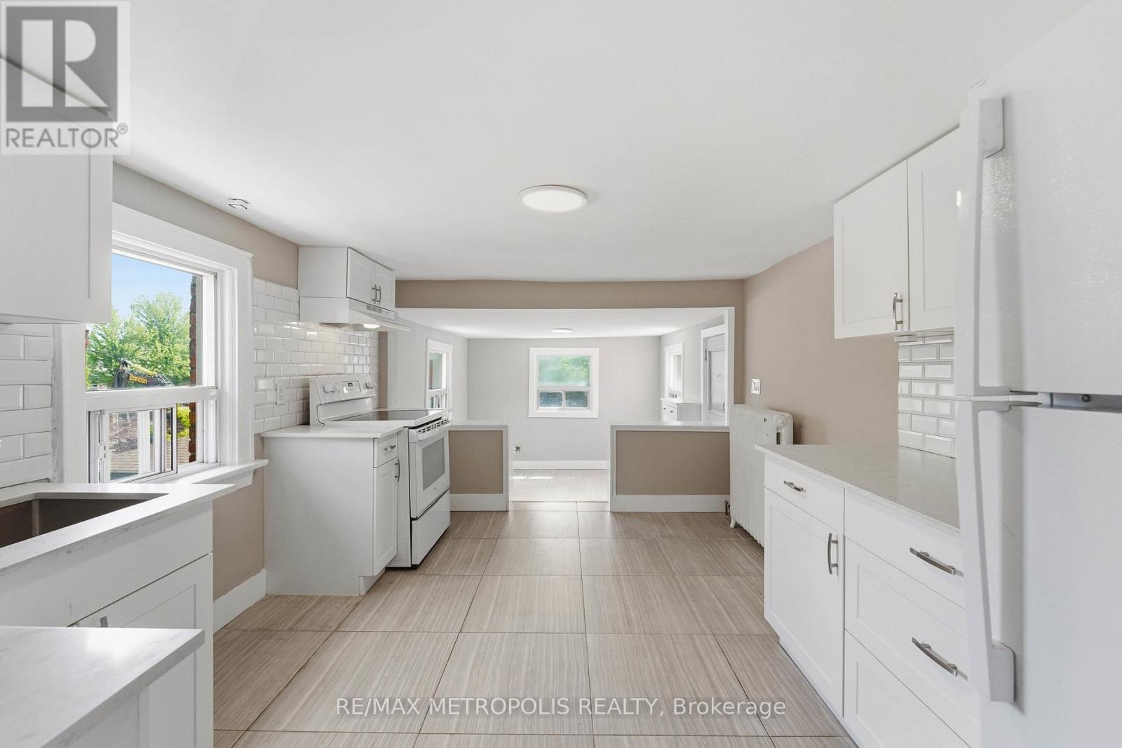 Upper - 277 Gilmour Avenue, Toronto, Ontario  M6P 3B6 - Photo 9 - W13447932