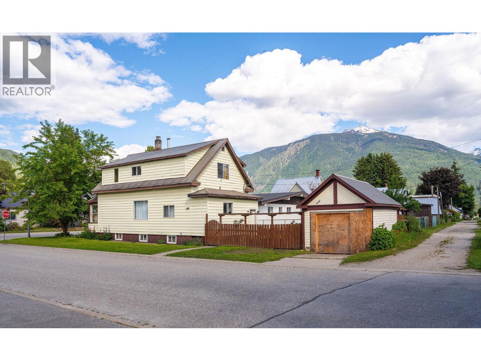 301 Third Street E, Revelstoke, British Columbia  V0E 2S0 - Photo 2 - 10380335