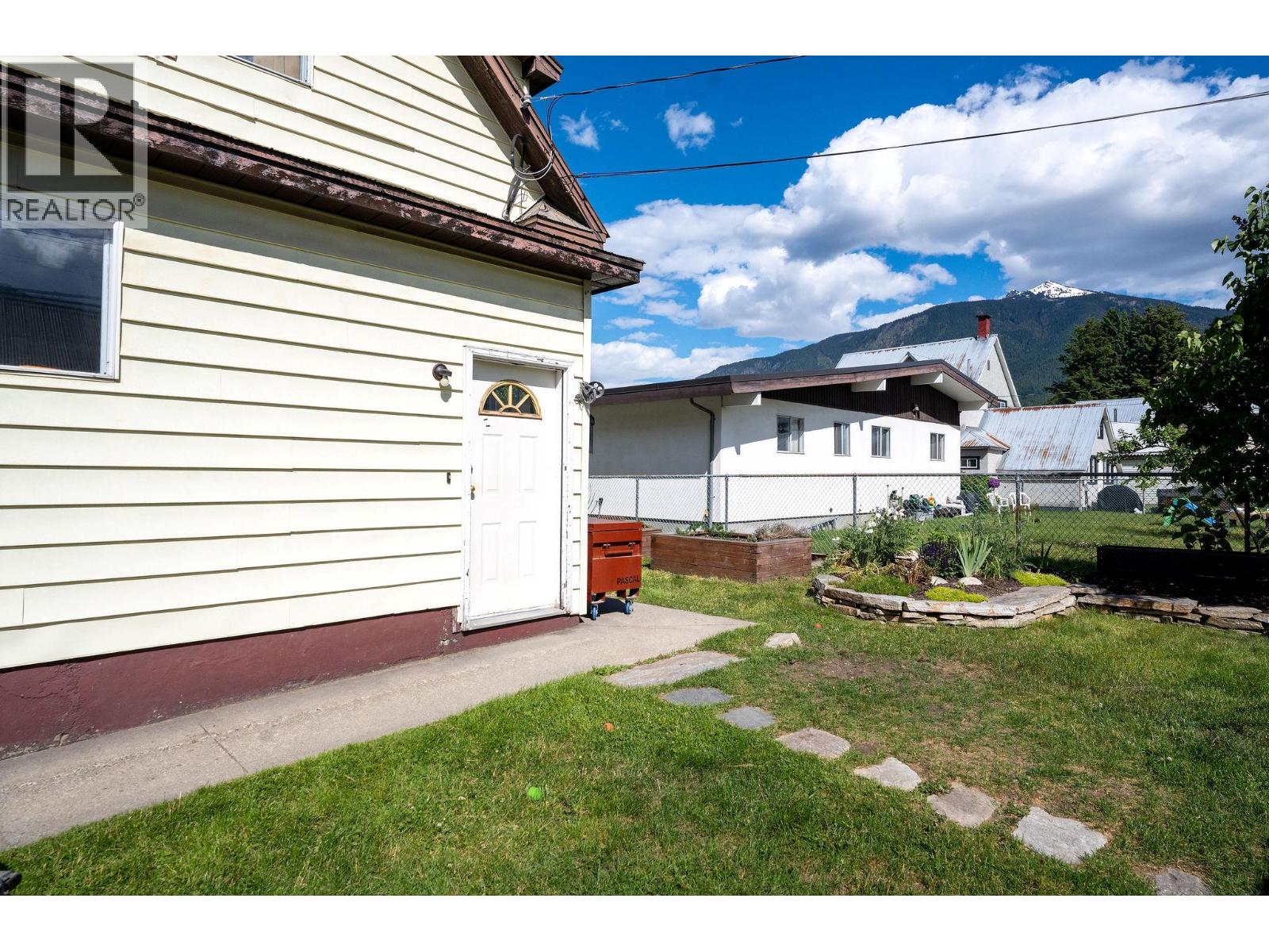 301 Third Street E, Revelstoke, British Columbia  V0E 2S0 - Photo 5 - 10380335