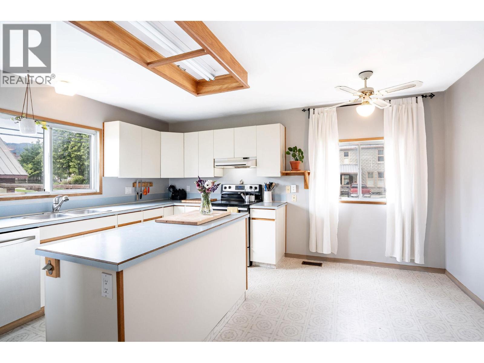 301 Third Street E, Revelstoke, British Columbia  V0E 2S0 - Photo 11 - 10380335