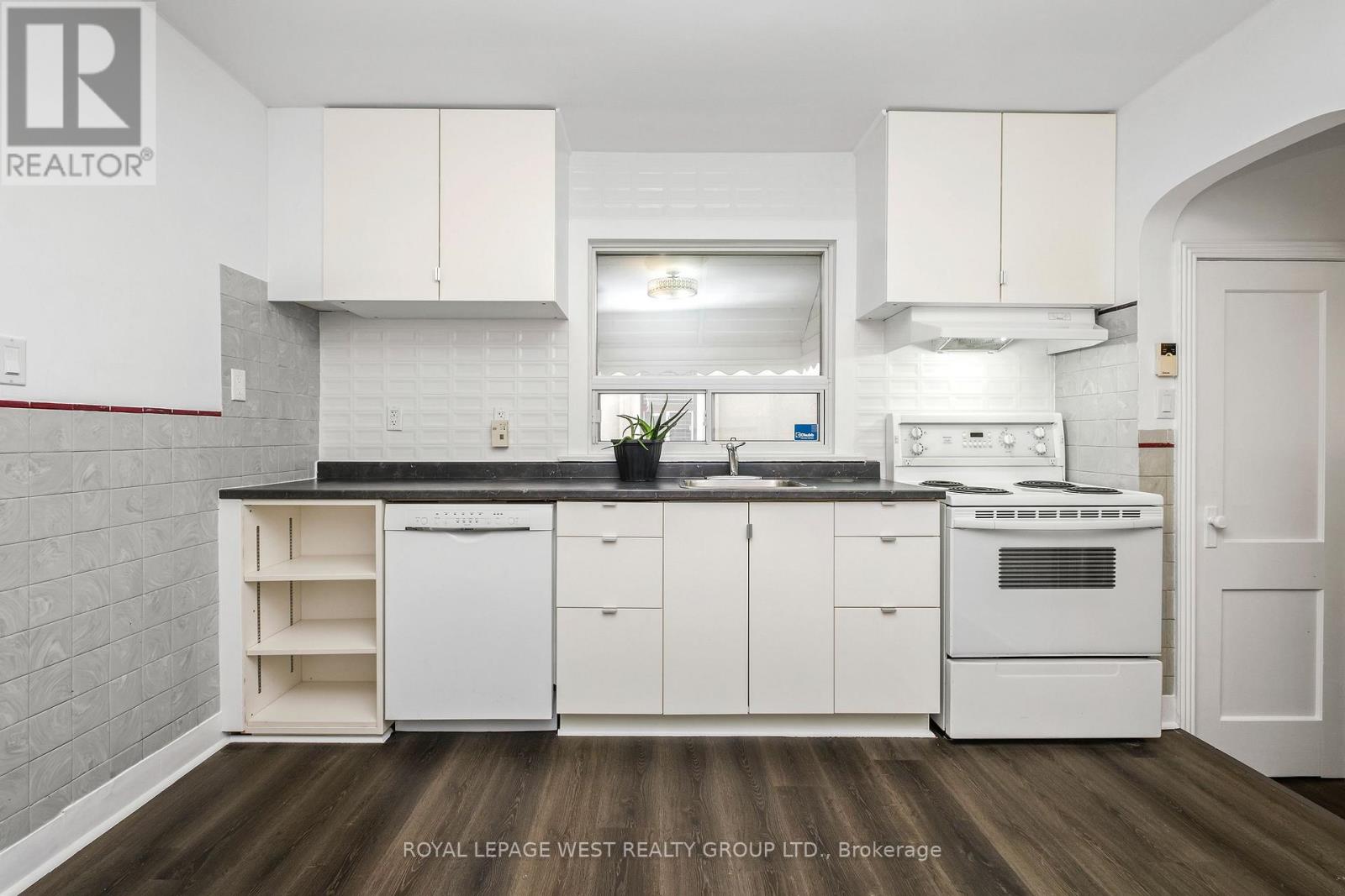 24 Barker Avenue, Toronto, Ontario M4C 2N3 - Photo 14 - E13448030