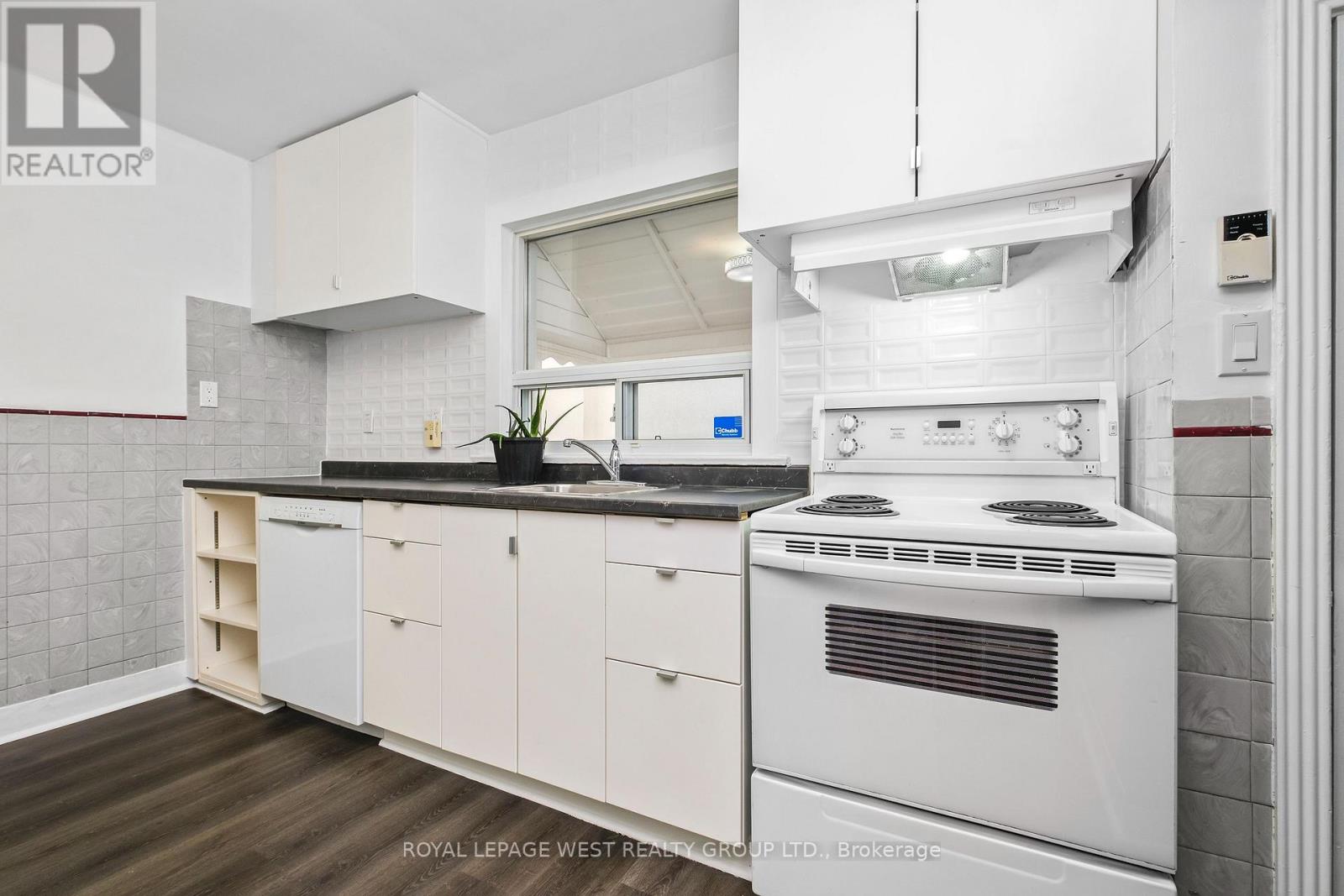 24 Barker Avenue, Toronto, Ontario M4C 2N3 - Photo 18 - E13448030