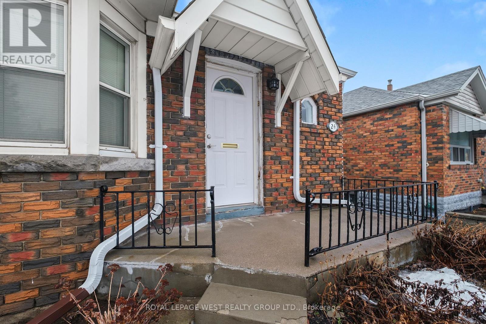 24 Barker Avenue, Toronto, Ontario M4C 2N3 - Photo 3 - E13448030