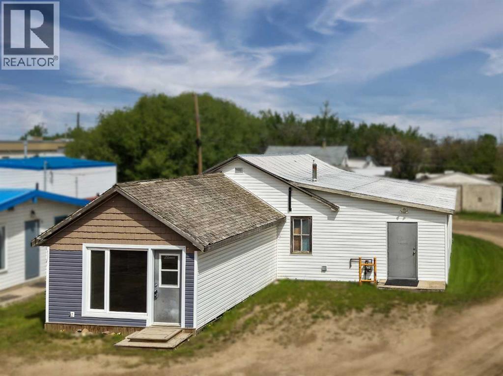 8 Railway Avenue NE, Falher, Alberta  T0H 1M0 - Photo 1 - A2272159