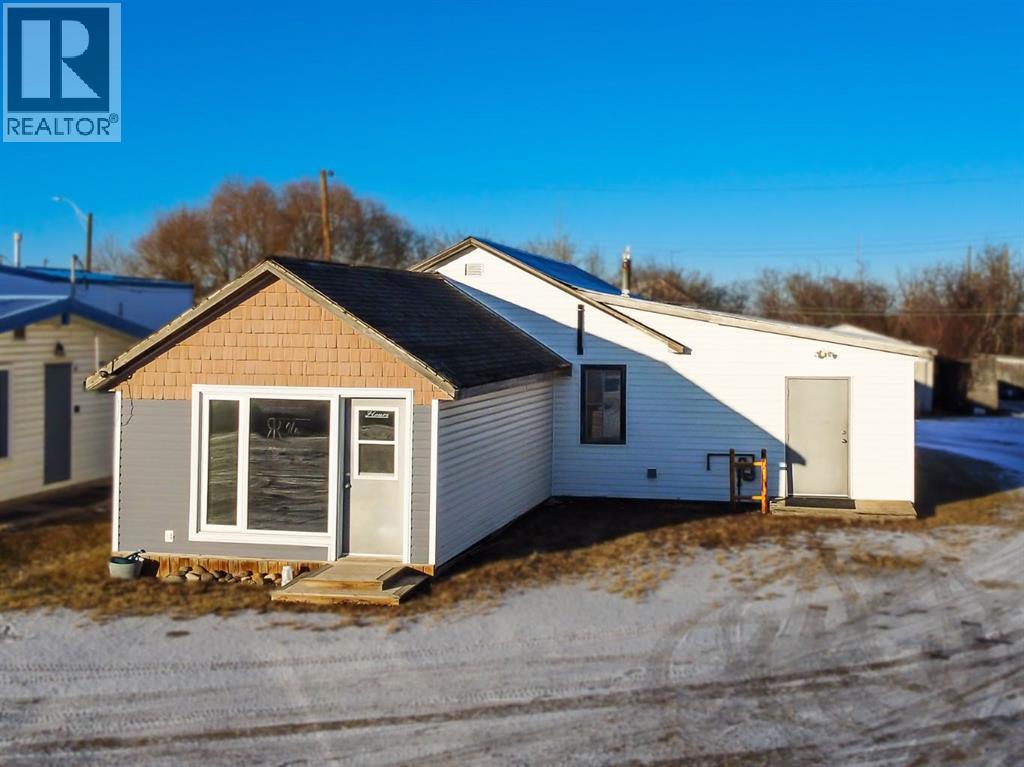 8 Railway Avenue NE, Falher, Alberta  T0H 1M0 - Photo 2 - A2272159