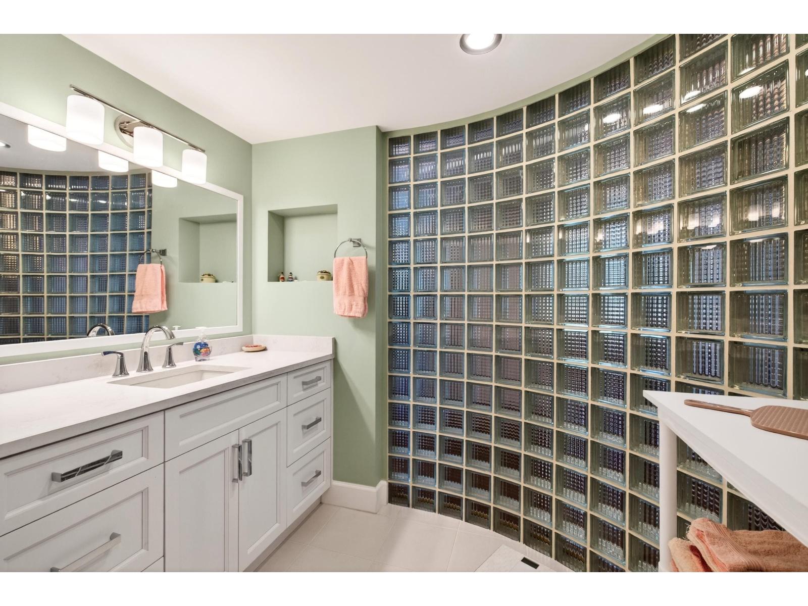202 15717 Marine Drive, White Rock, British Columbia  V4B 1E4 - Photo 22 - R3135692