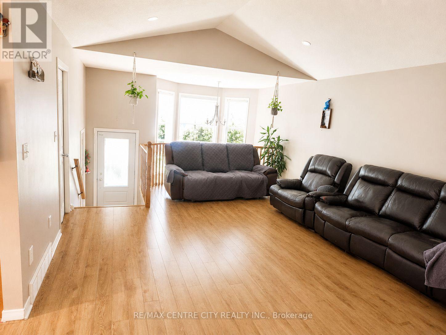 18 Kennedy Place, London East, Ontario  N5V 4W1 - Photo 3 - X13448176