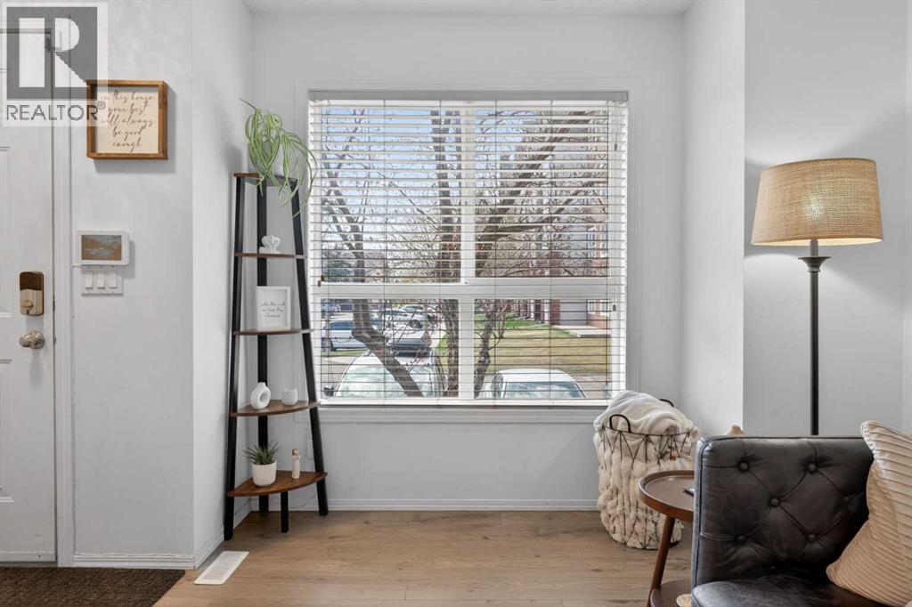 32 Erin Woods Court Se, Calgary, Alberta  T2B 3V6 - Photo 6 - A2308342