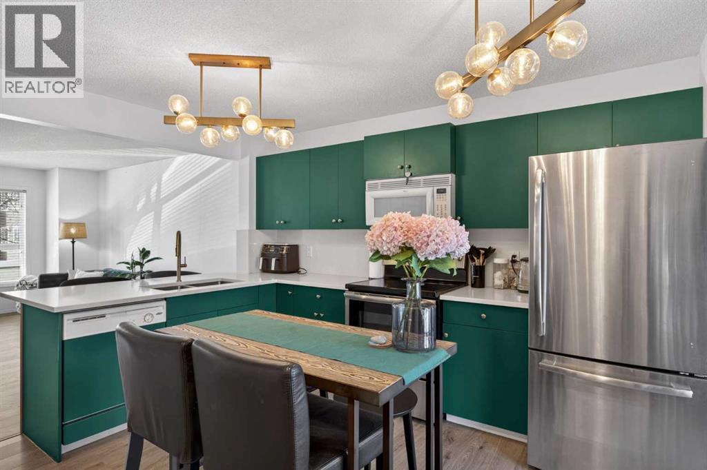 32 Erin Woods Court Se, Calgary, Alberta  T2B 3V6 - Photo 11 - A2308342