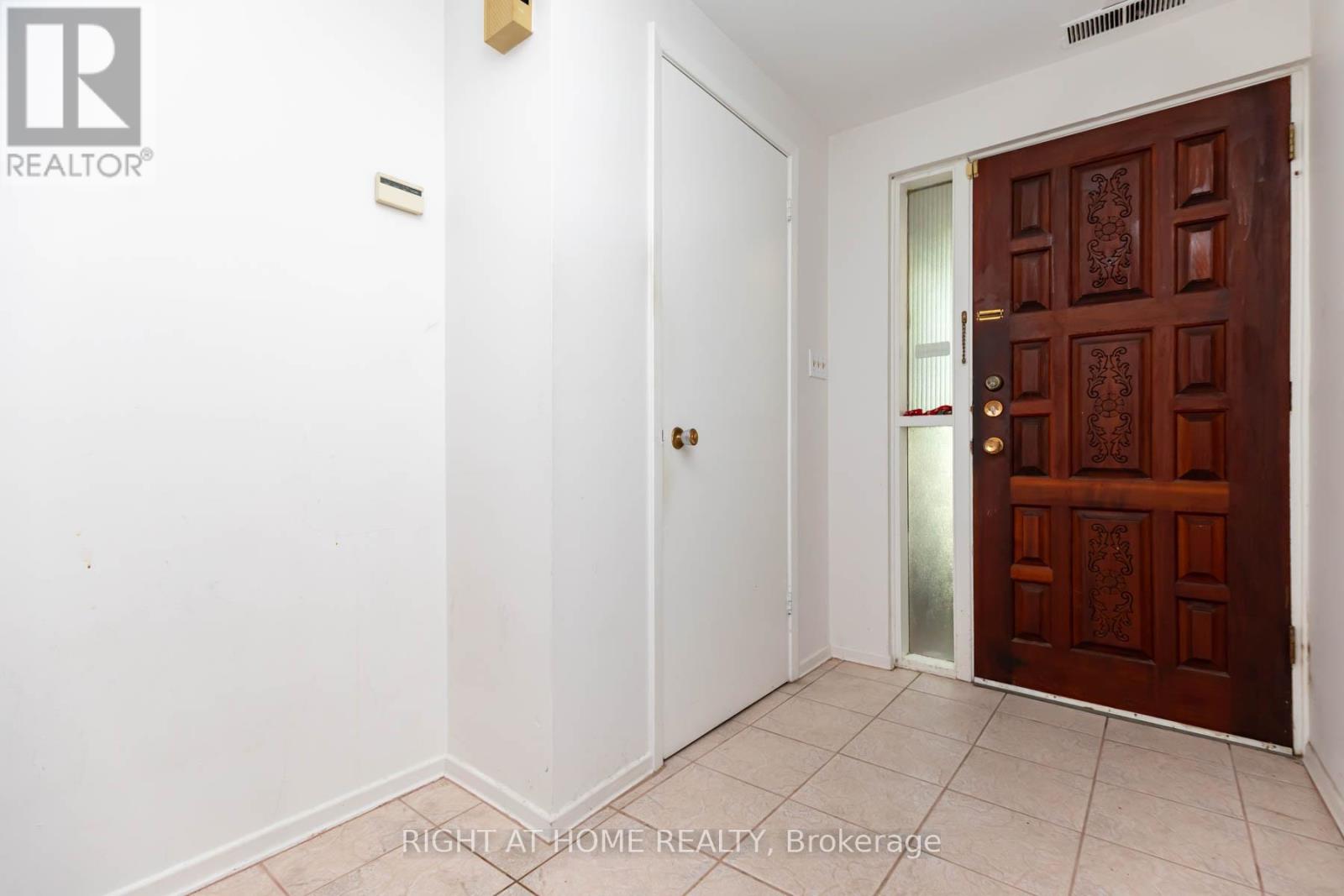 42 Vicora Linkway, Toronto, Ontario  M3C 1B1 - Photo 2 - C13448240