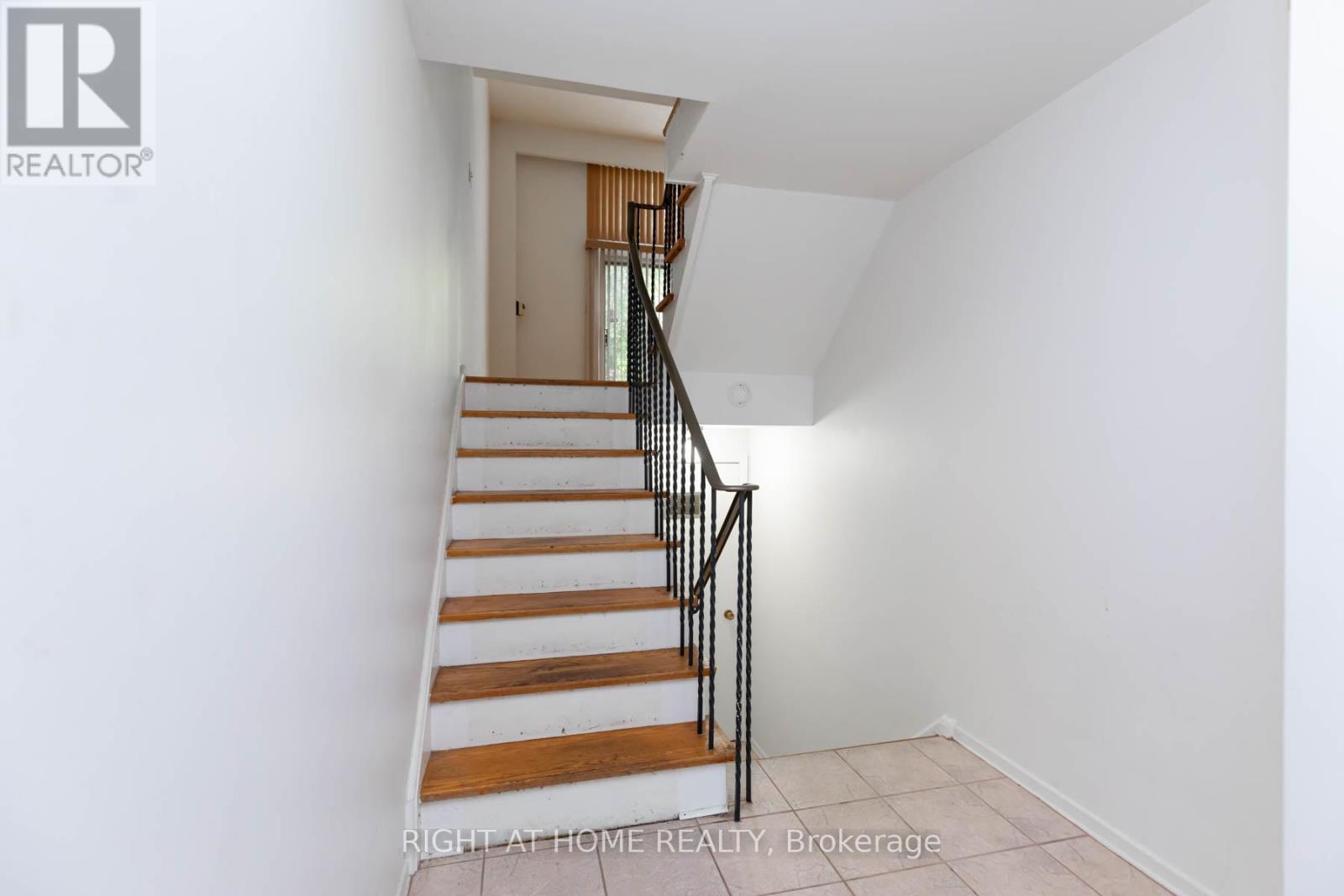 42 Vicora Linkway, Toronto, Ontario  M3C 1B1 - Photo 3 - C13448240