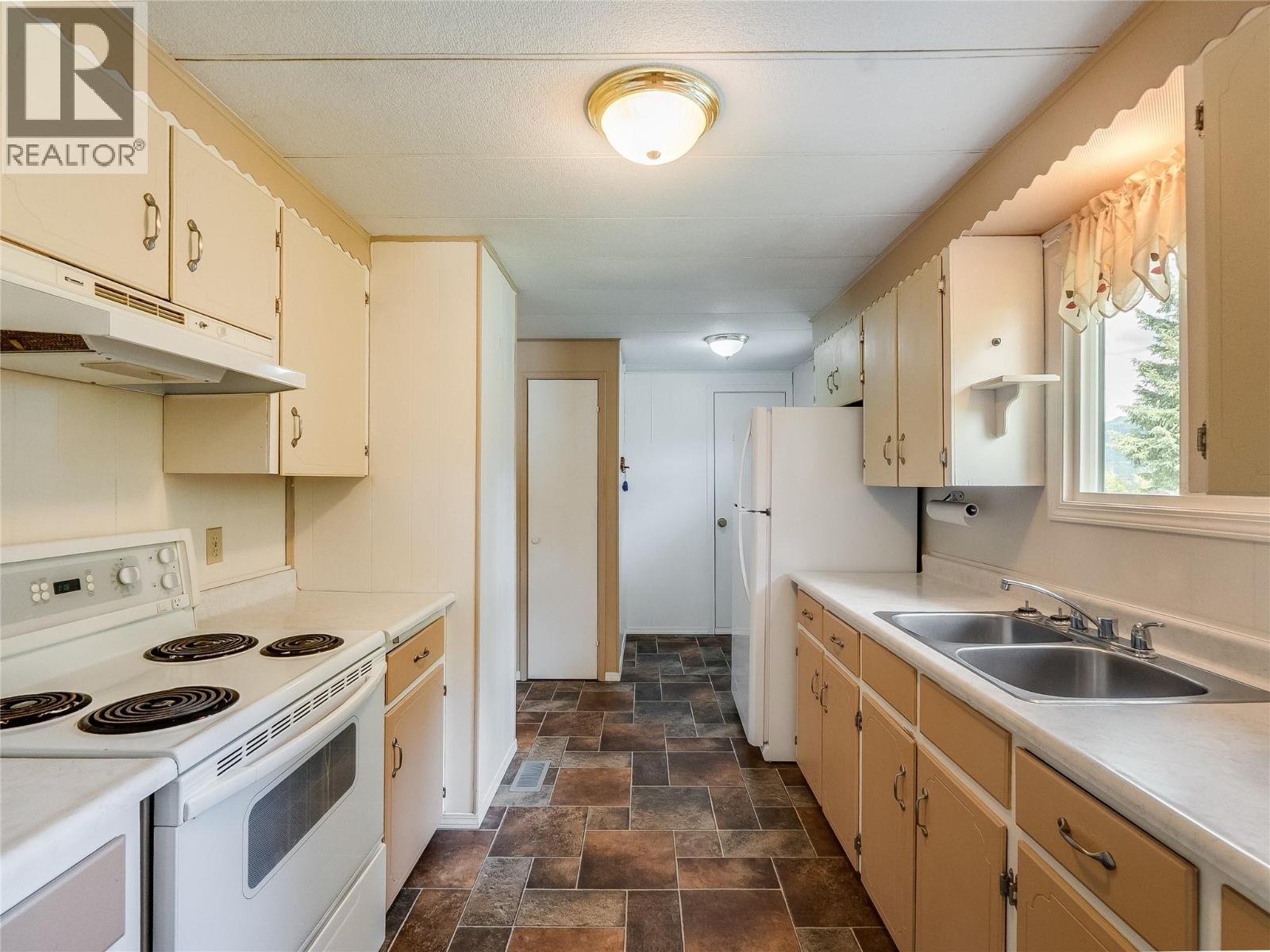 2625 6th Avenue, Castlegar, British Columbia  V1N 2W3 - Photo 14 - 10391397