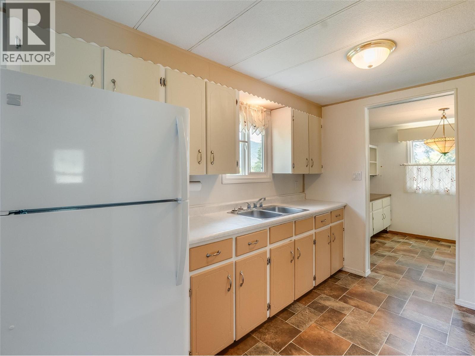 2625 6th Avenue, Castlegar, British Columbia  V1N 2W3 - Photo 17 - 10391397