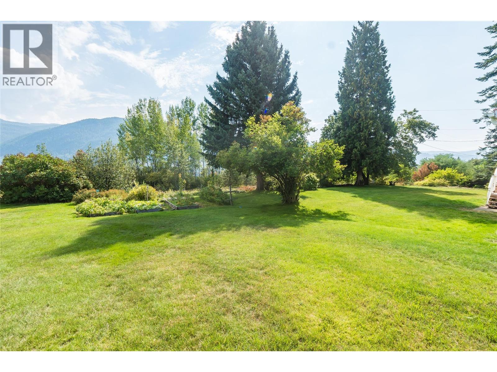 2625 6th Avenue, Castlegar, British Columbia  V1N 2W3 - Photo 44 - 10391397