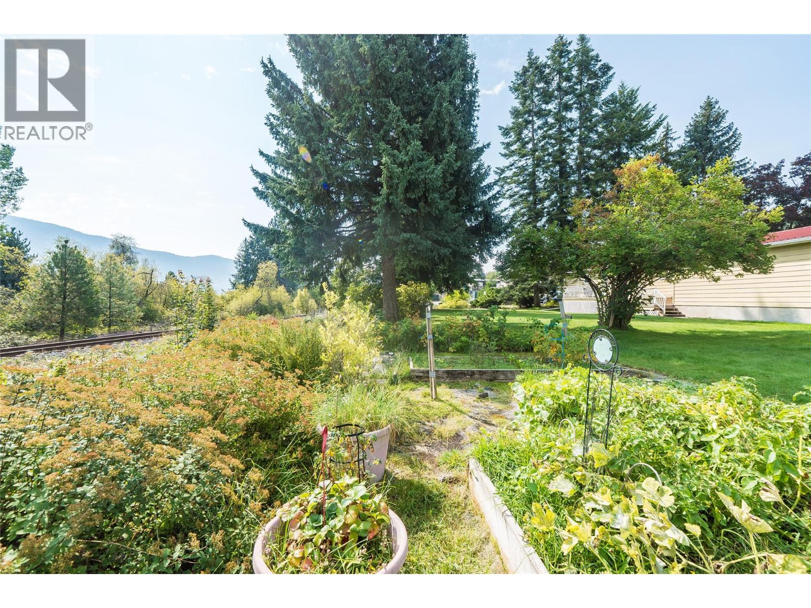 2625 6th Avenue, Castlegar, British Columbia  V1N 2W3 - Photo 46 - 10391397