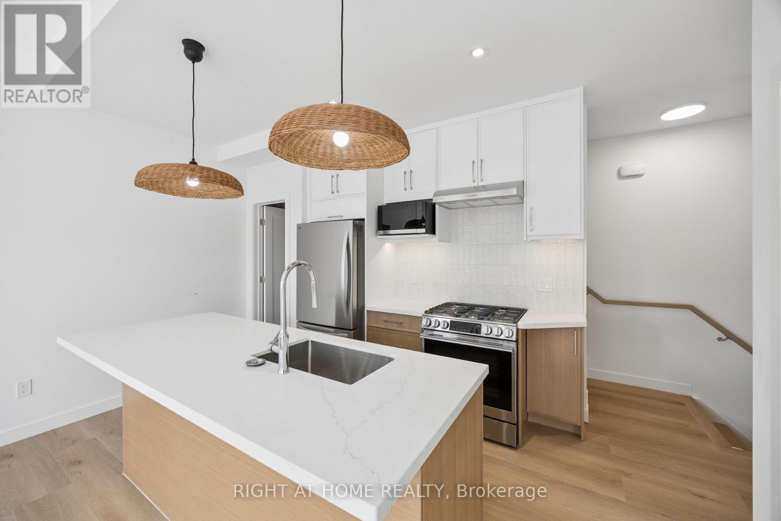 5 - 91 BARTON AVENUE, Toronto, Ontario