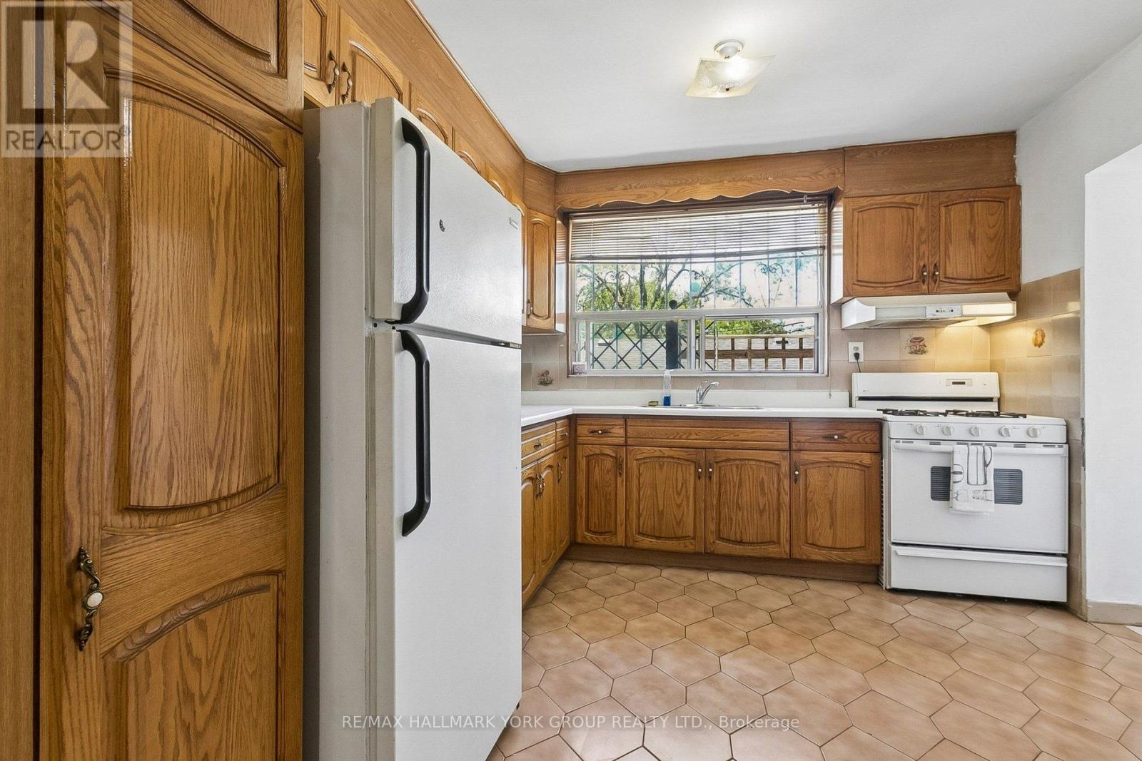 Main Fl - 472 Winona Drive, Toronto, Ontario M6C 3T7 - Photo 10 - C13079200