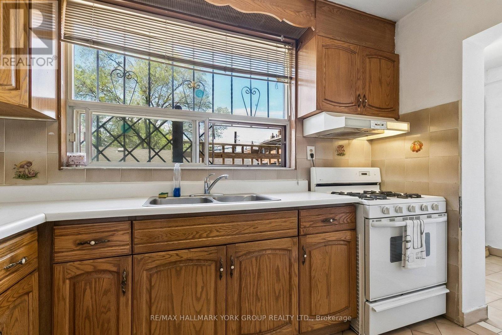 Main Fl - 472 Winona Drive, Toronto, Ontario M6C 3T7 - Photo 6 - C13079200