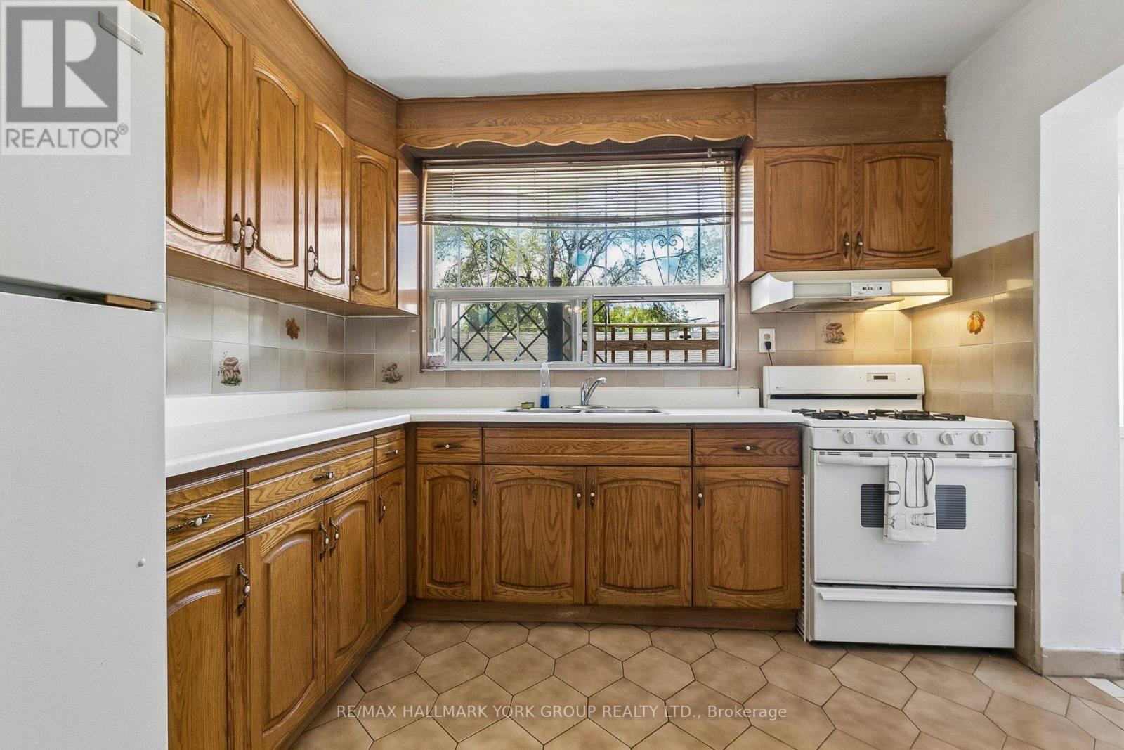 Main Fl - 472 Winona Drive, Toronto, Ontario M6C 3T7 - Photo 9 - C13079200