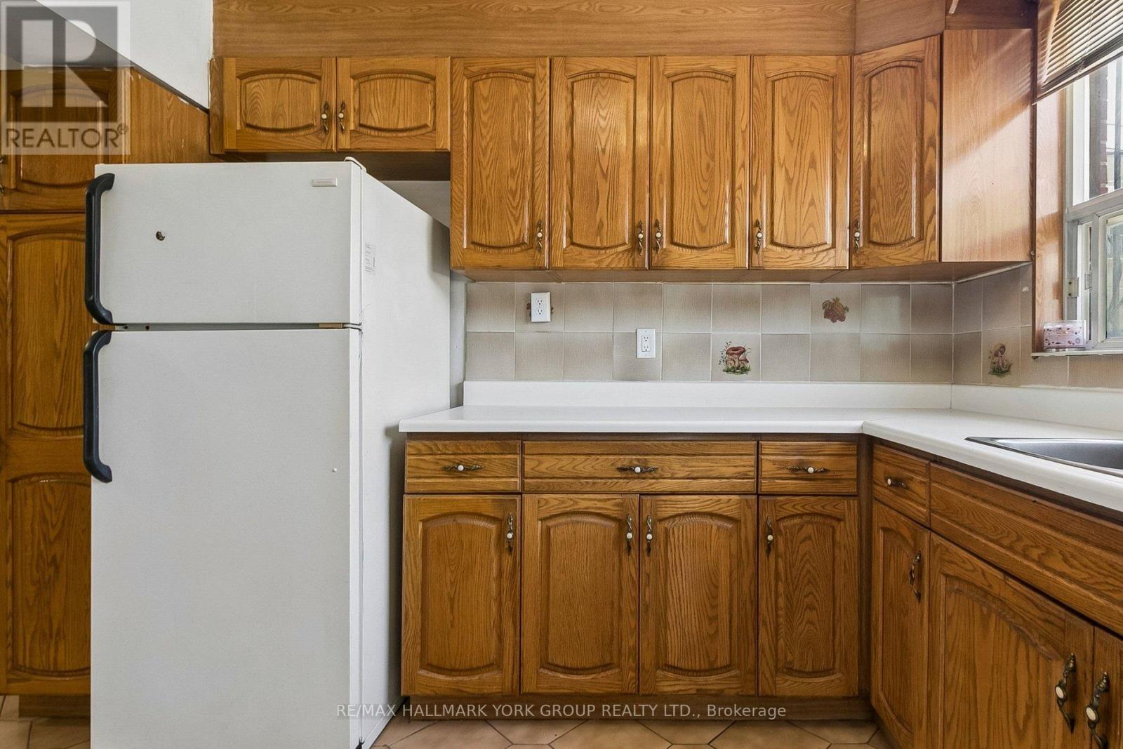 Main Fl - 472 Winona Drive, Toronto, Ontario M6C 3T7 - Photo 7 - C13079200