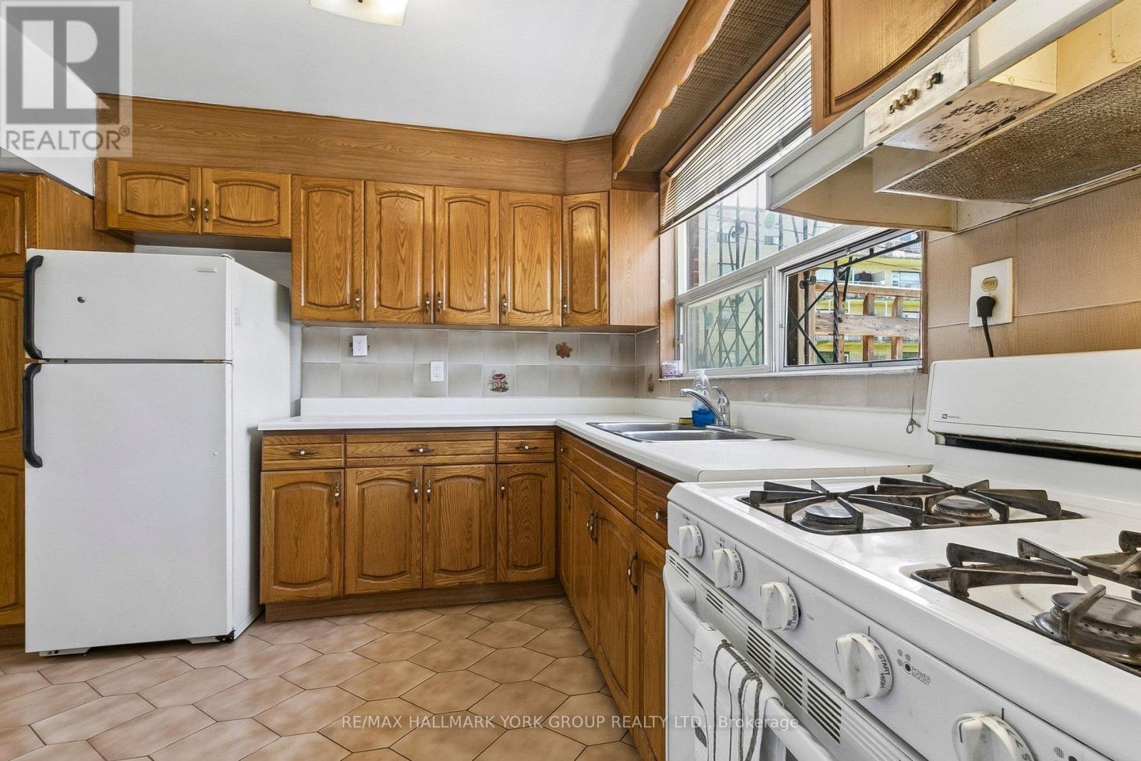 Main Fl - 472 Winona Drive, Toronto, Ontario M6C 3T7 - Photo 8 - C13079200