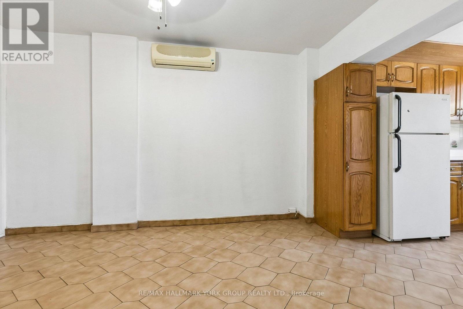Main Fl - 472 Winona Drive, Toronto, Ontario M6C 3T7 - Photo 5 - C13079200