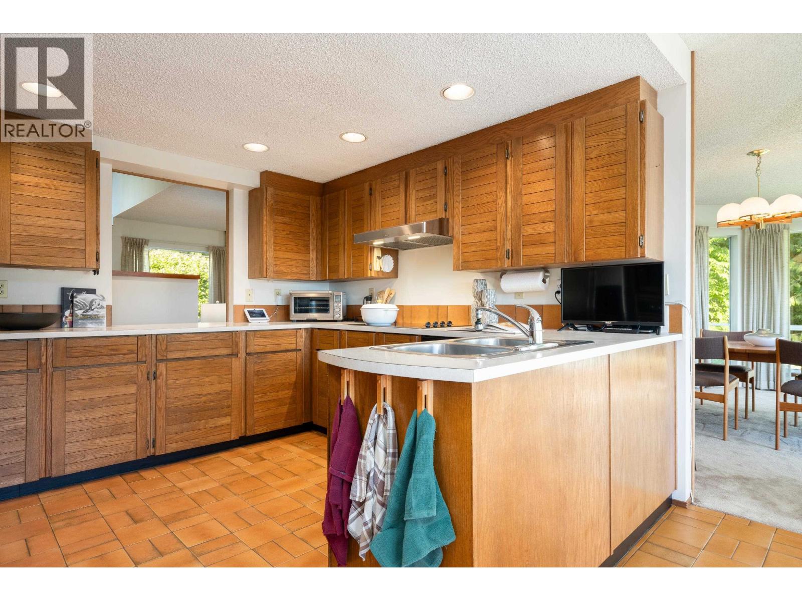551 Palisade Drive, North Vancouver, British Columbia  V7R 2H9 - Photo 14 - R3136228