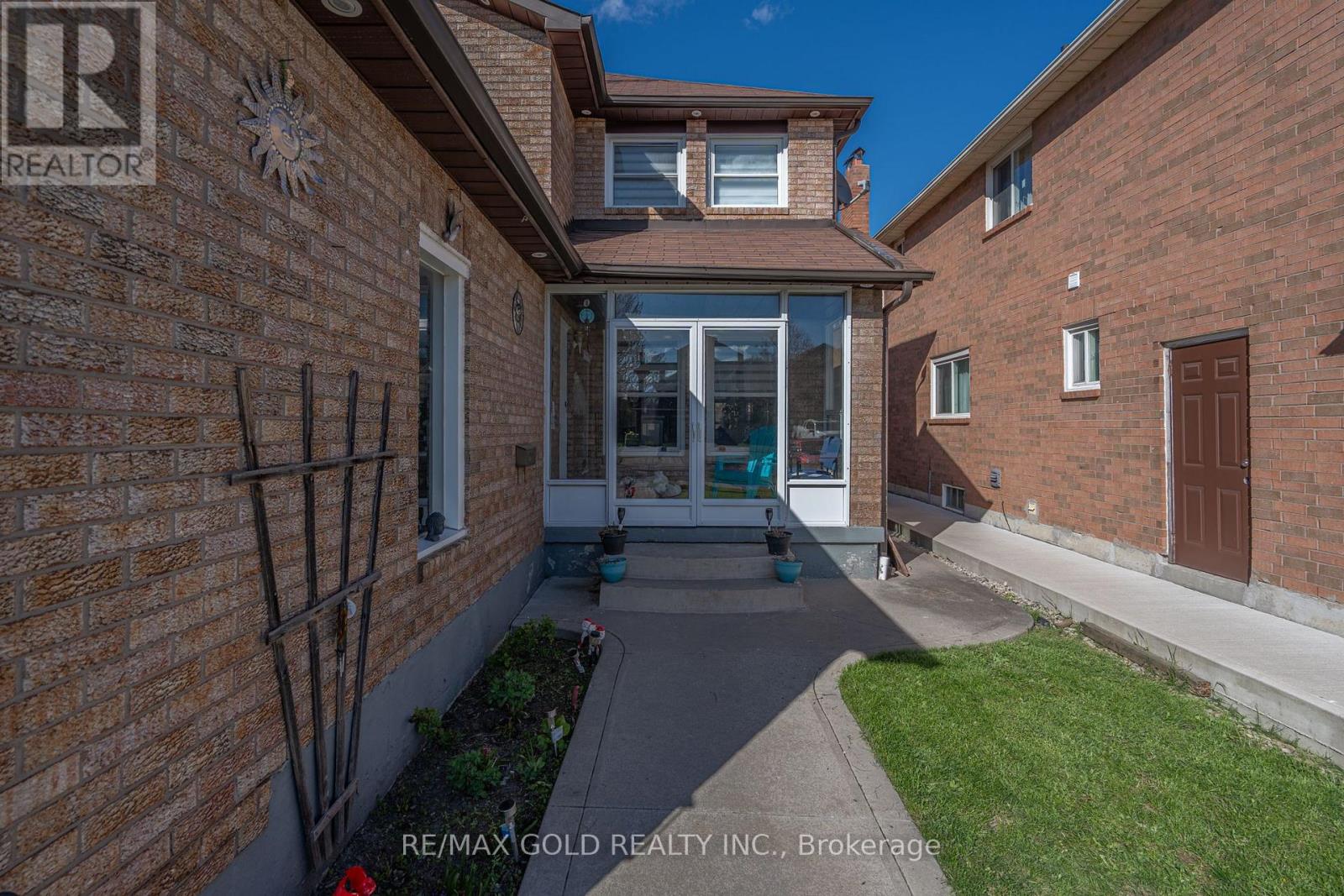 103 Lord Simcoe Drive, Brampton, Ontario  L6S 5H4 - Photo 2 - W13448518