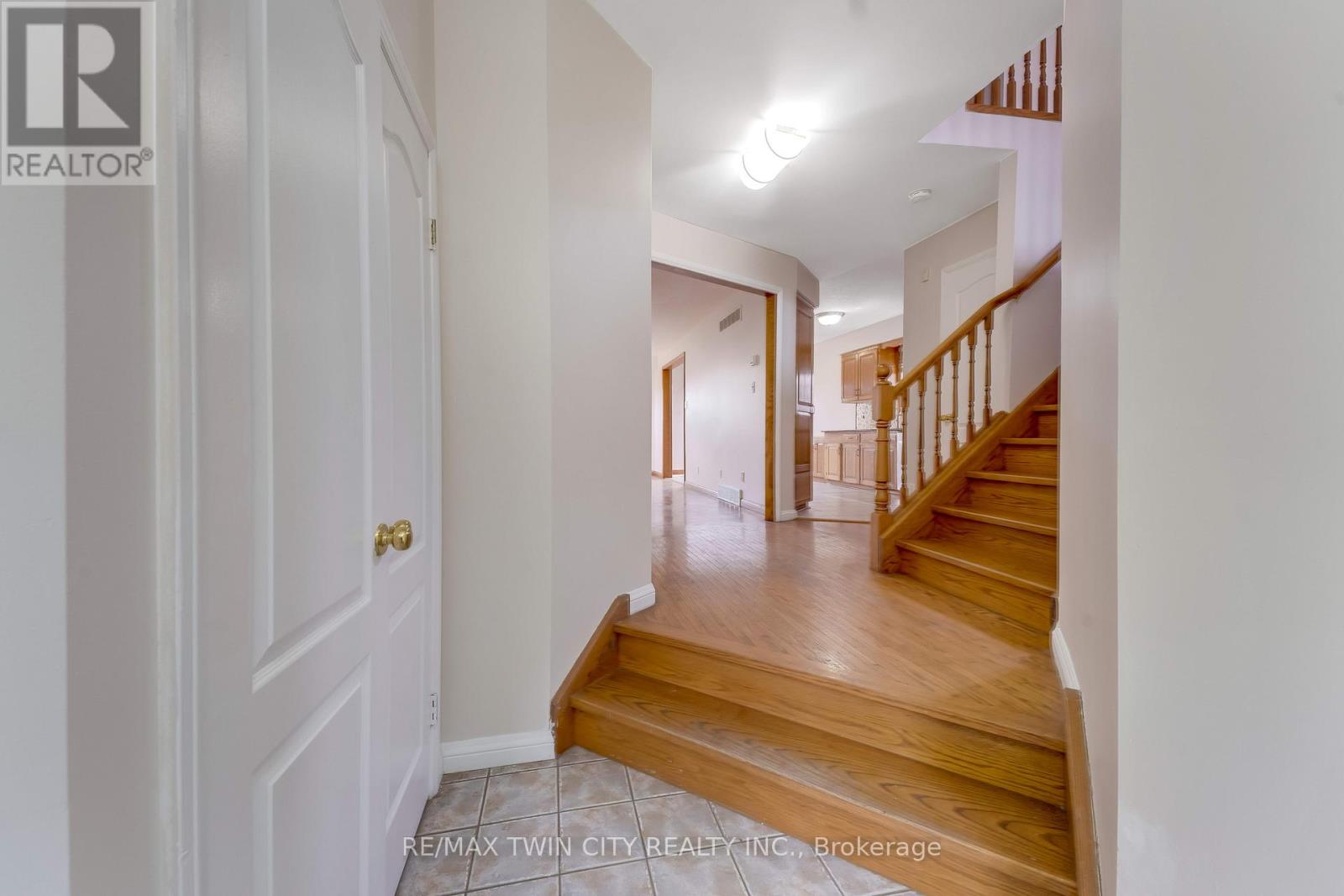 213 Grey Fox Drive, Kitchener, Ontario  N2E 3N7 - Photo 4 - X13448522