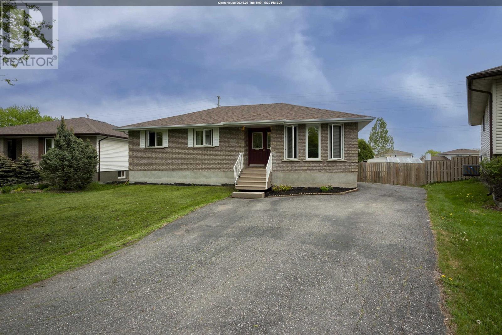 205 Linden CT, Thunder Bay, Ontario