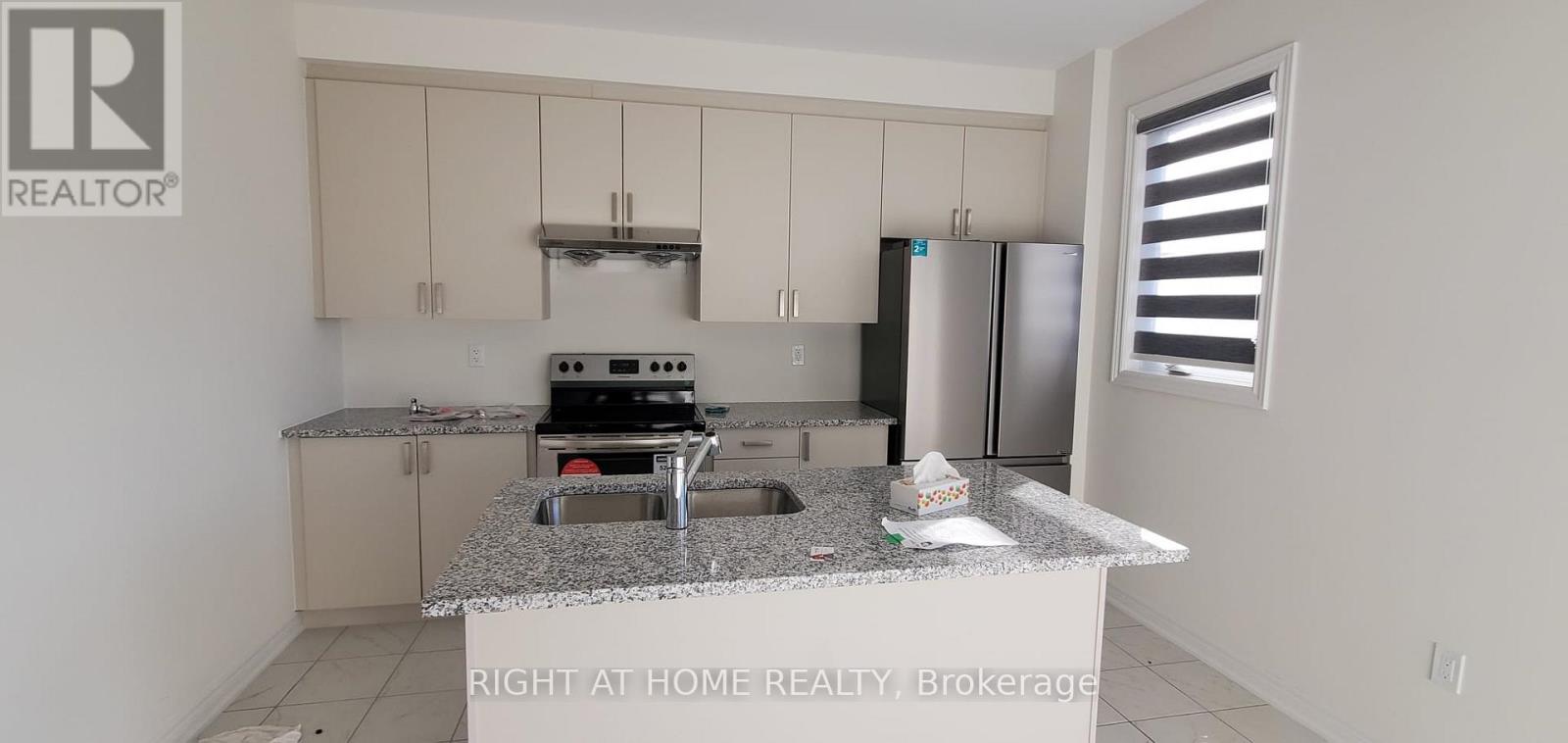 111 Bayardo Drive, Oshawa, Ontario  L1L 0V2 - Photo 7 - E13428336