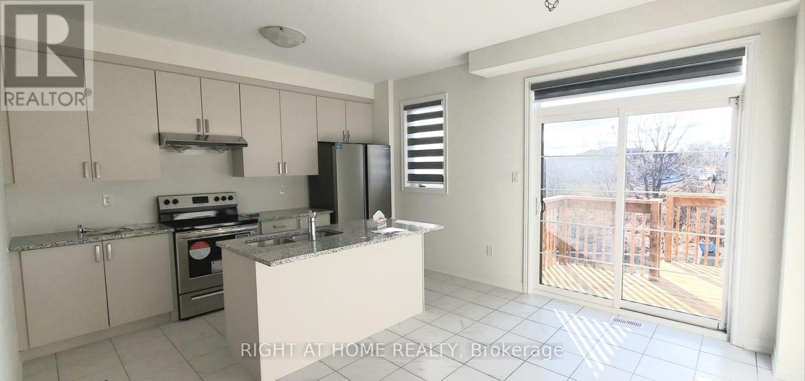 111 Bayardo Drive, Oshawa, Ontario  L1L 0V2 - Photo 6 - E13428336