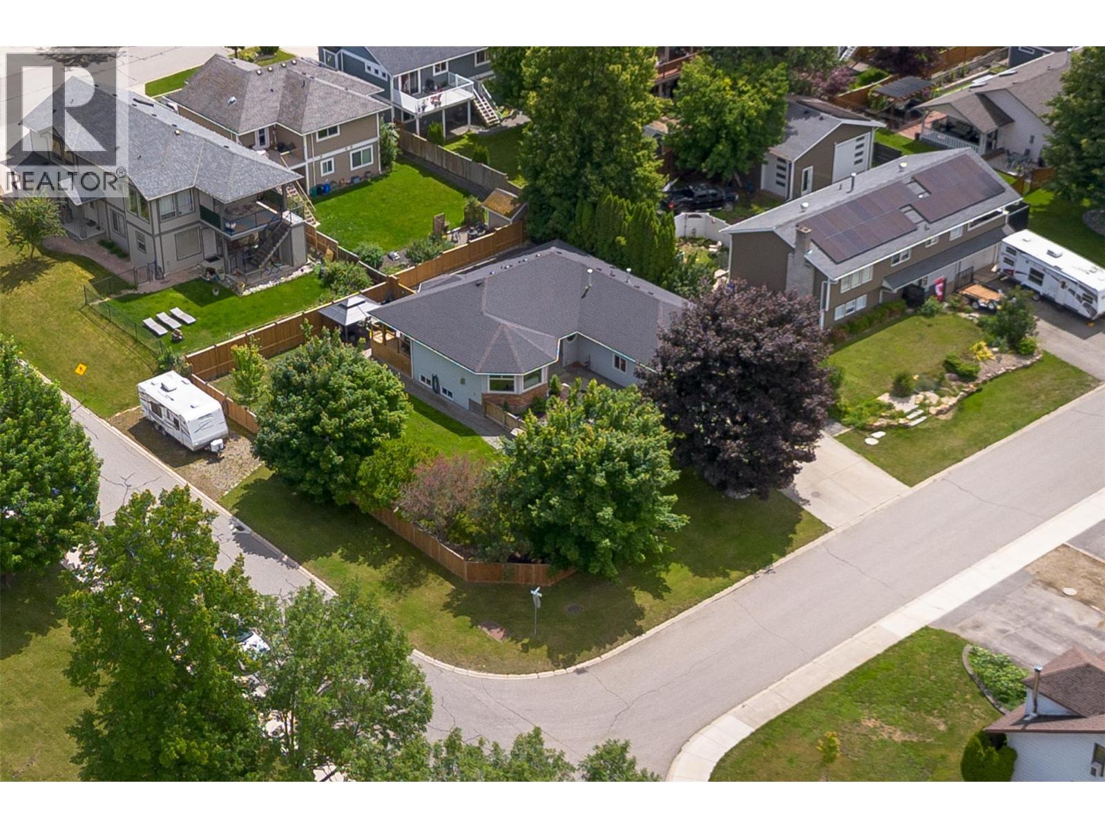 470 23 Street NE, Salmon Arm, British Columbia  V1E 1Y7 - Photo 5 - 10391409