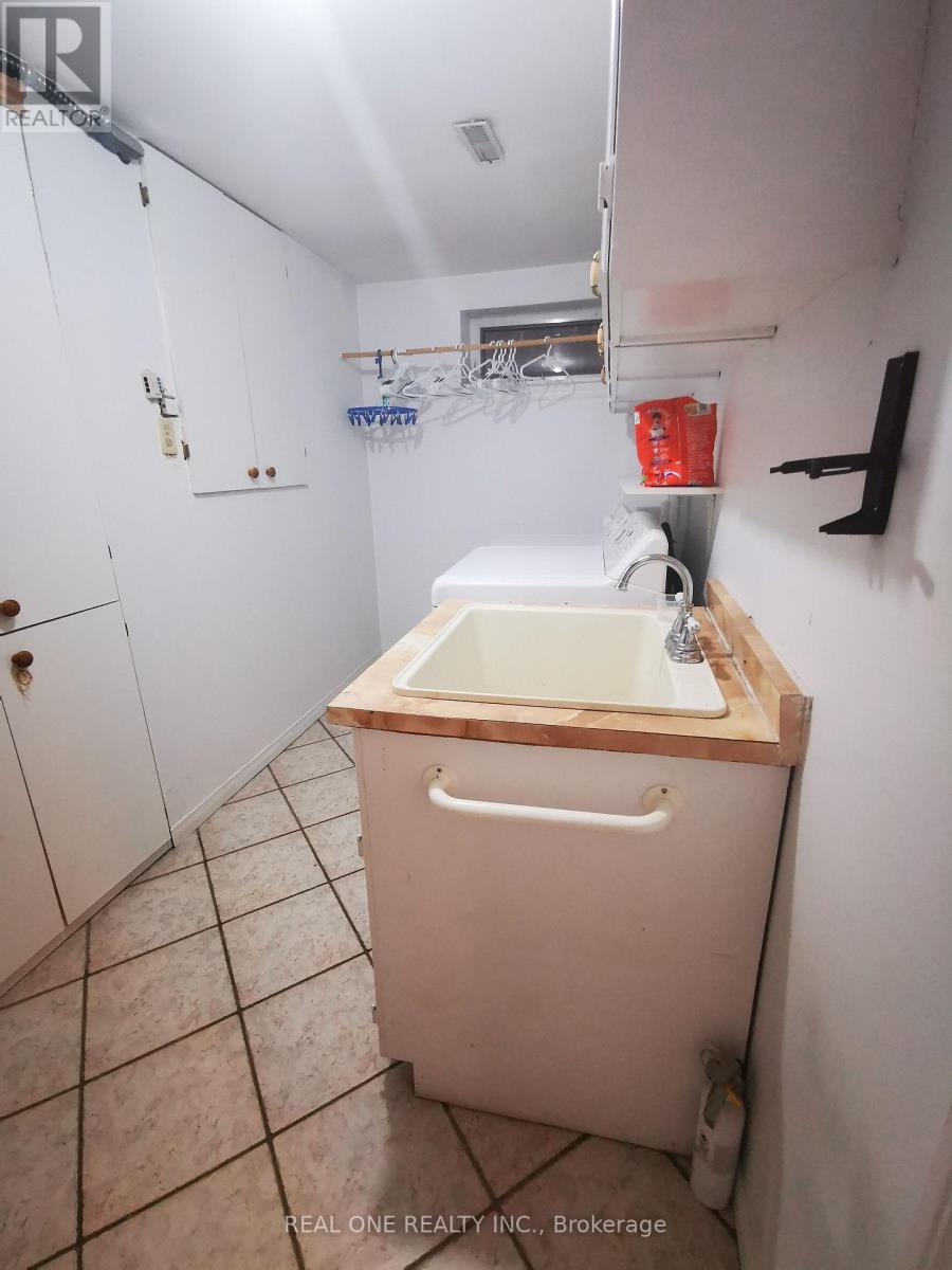 Bsmt - 2508 Old Carriage Road, Mississauga, Ontario L5C 1Y7 - Photo 3 - W13082072