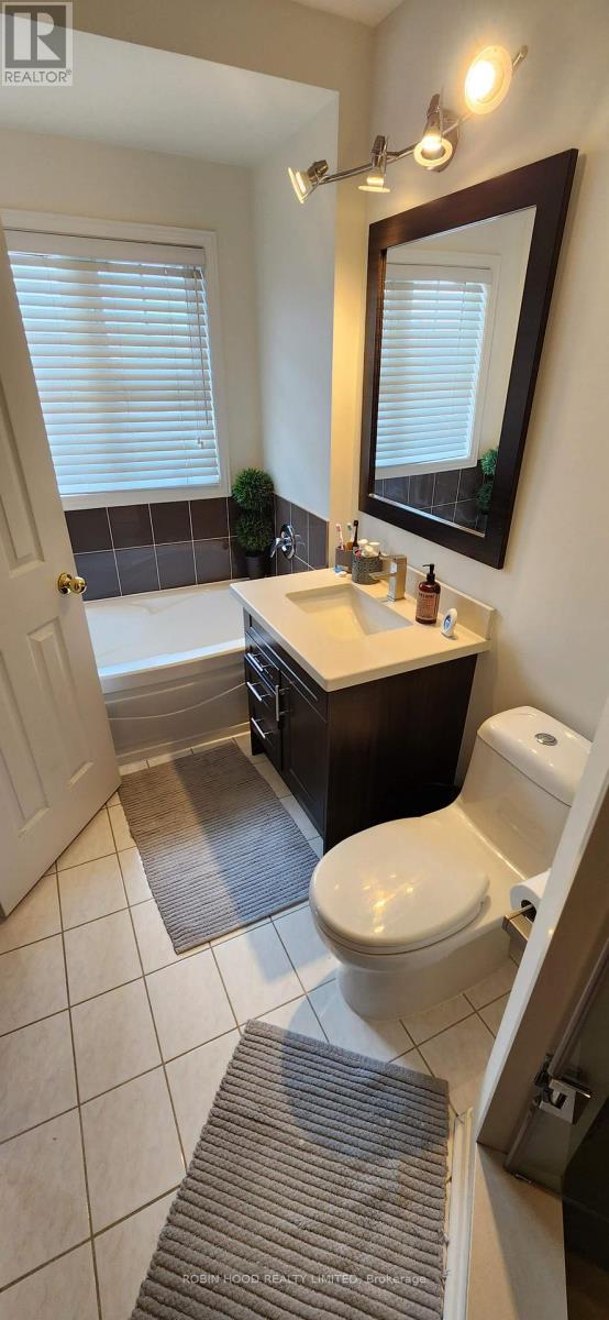 103 Selkirk Drive, Richmond Hill, Ontario  L4B 4T7 - Photo 9 - N13448598