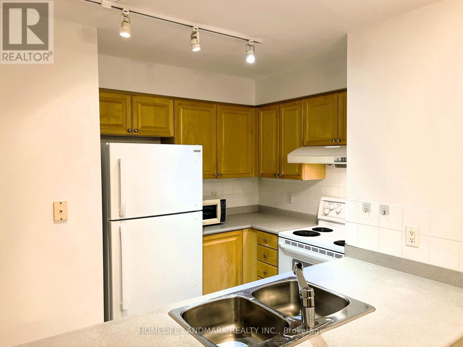 1011 - 8 Mondeo Drive, Toronto, Ontario  M1P 5C7 - Photo 4 - E13448734