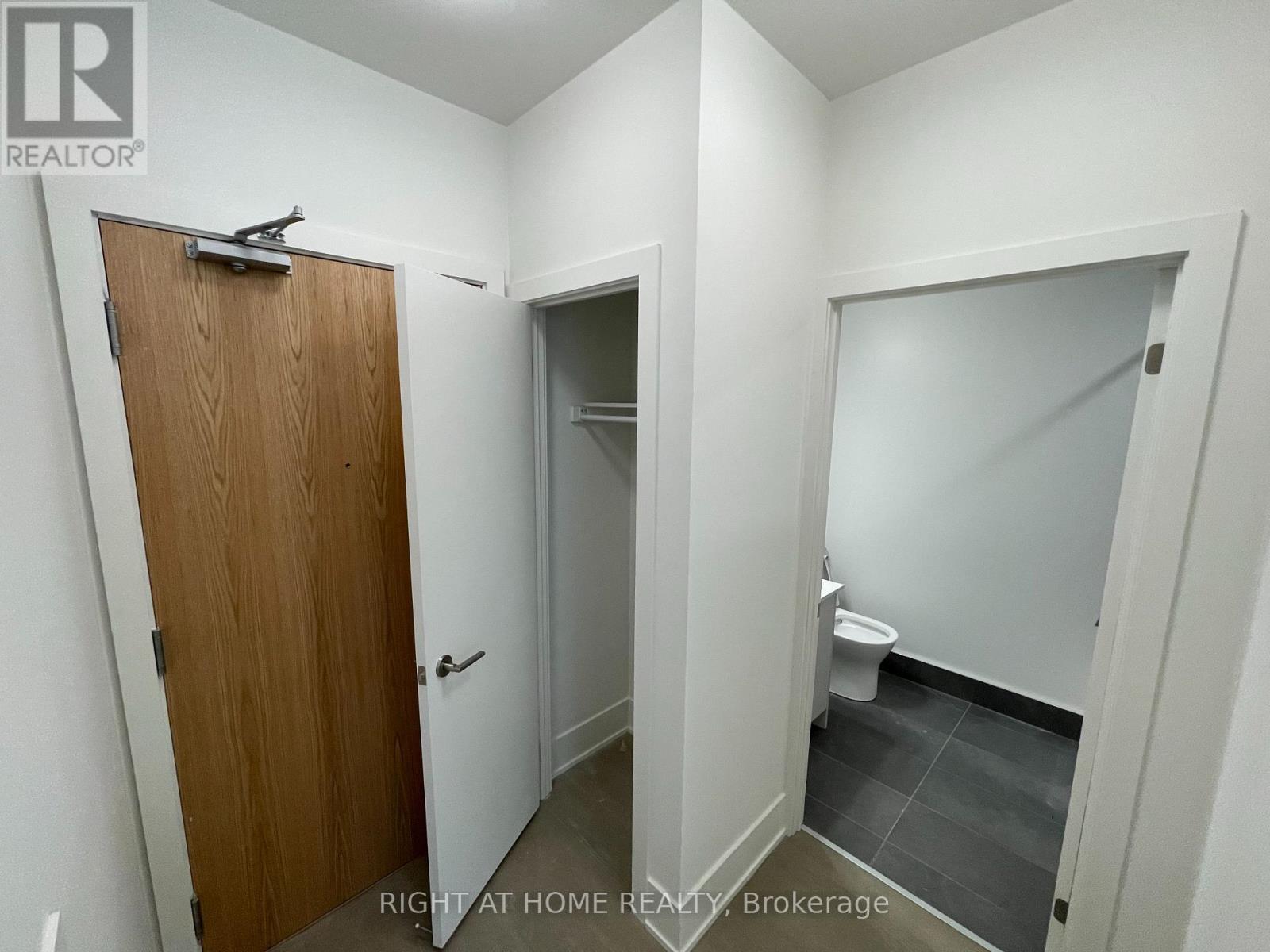 412 - 495 Logan Avenue, Toronto, Ontario  M4K 0A5 - Photo 3 - E13448770
