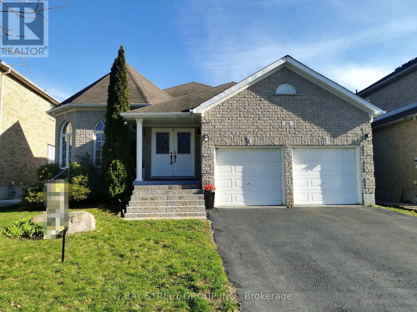 19 FALCON CRESCENT, Barrie, Ontario