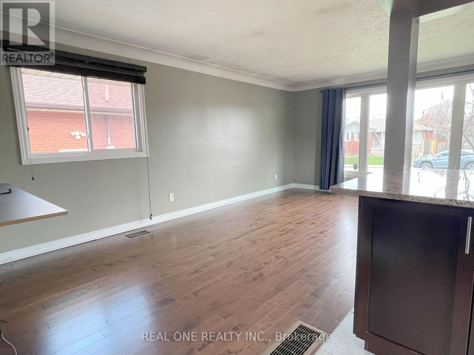 Upper - 138 Welbourn Drive, Hamilton, Ontario  L9A 3N4 - Photo 11 - X13448926