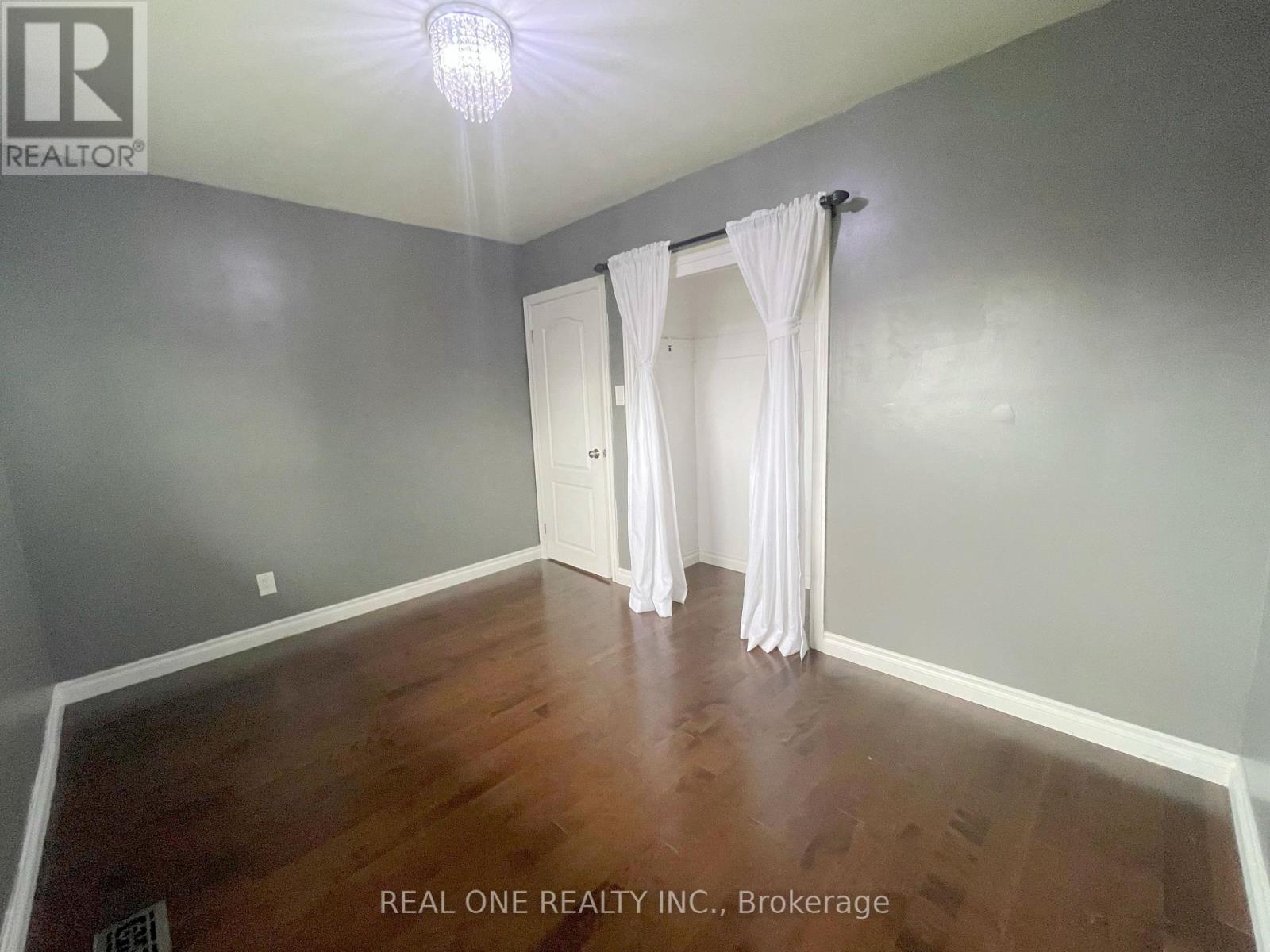 Upper - 138 Welbourn Drive, Hamilton, Ontario  L9A 3N4 - Photo 14 - X13448926
