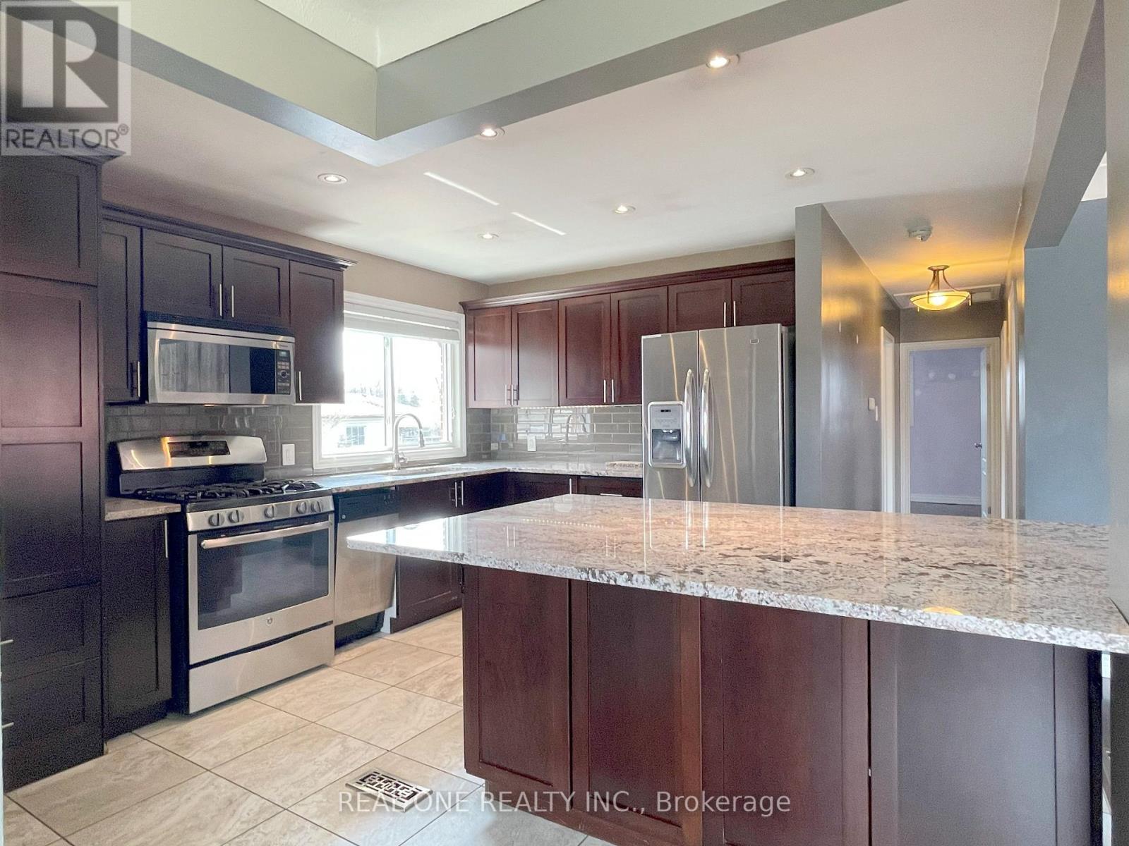 Upper - 138 Welbourn Drive, Hamilton, Ontario  L9A 3N4 - Photo 2 - X13448926