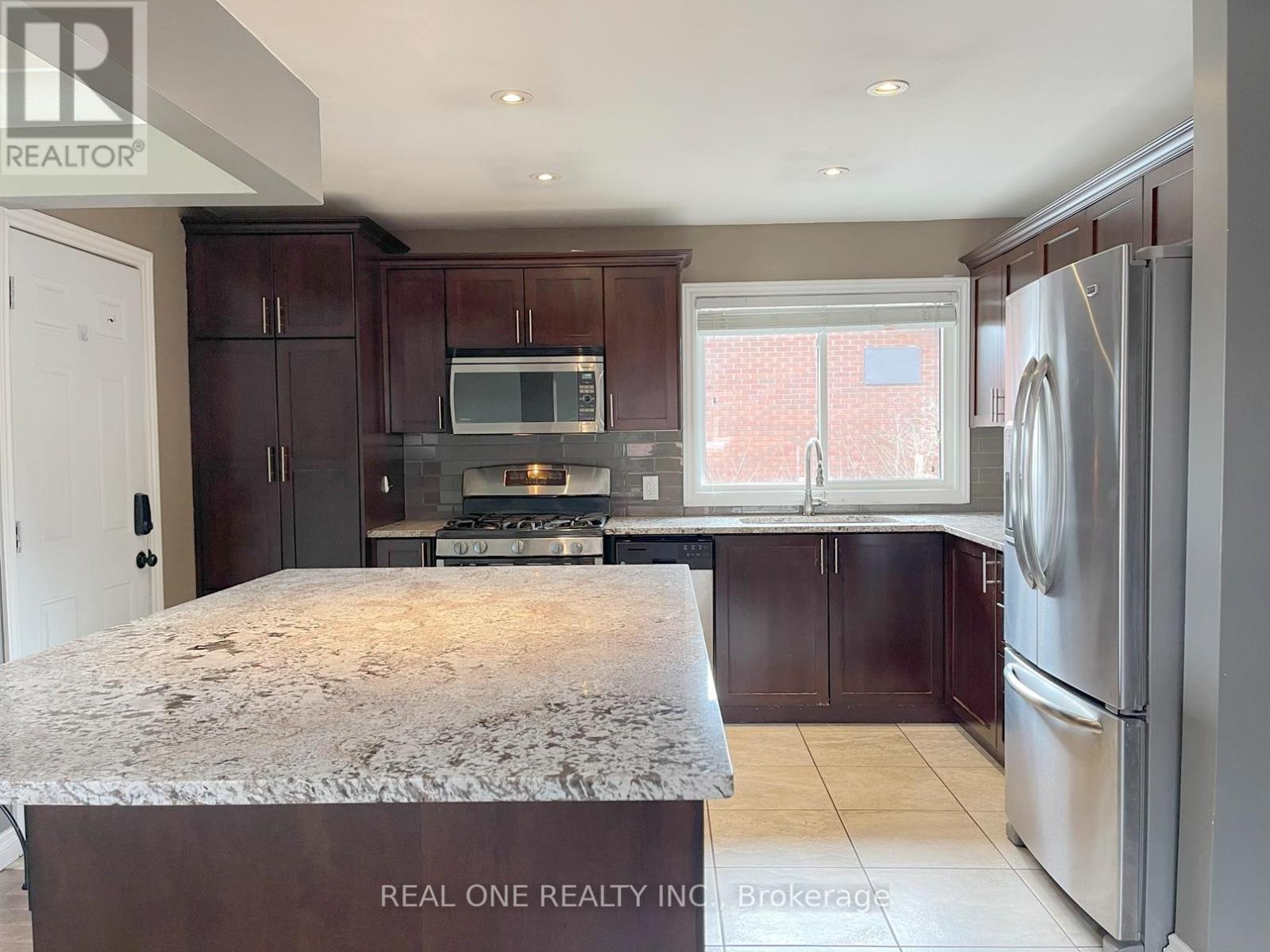 Upper - 138 Welbourn Drive, Hamilton, Ontario  L9A 3N4 - Photo 3 - X13448926