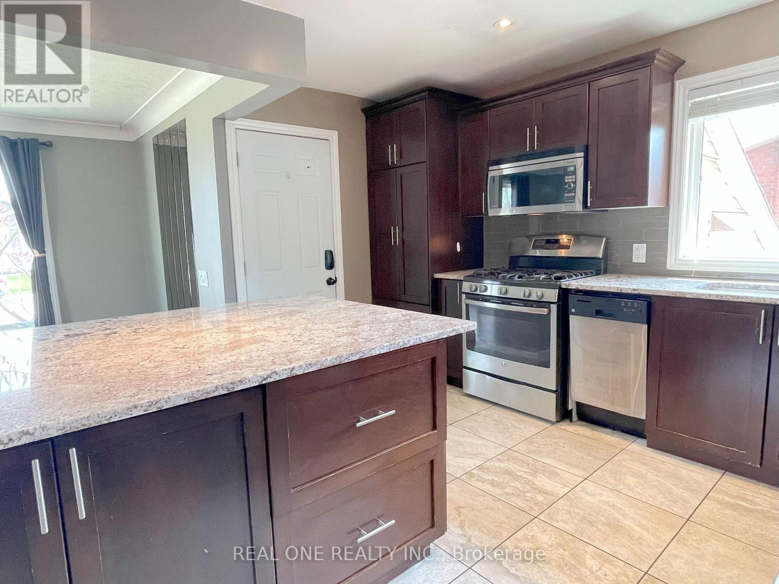 Upper - 138 Welbourn Drive, Hamilton, Ontario  L9A 3N4 - Photo 4 - X13448926