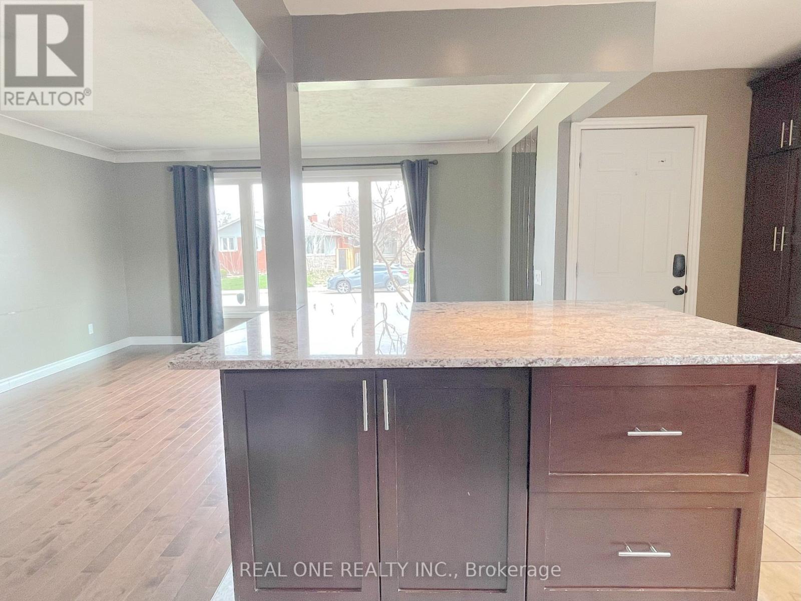 Upper - 138 Welbourn Drive, Hamilton, Ontario  L9A 3N4 - Photo 7 - X13448926