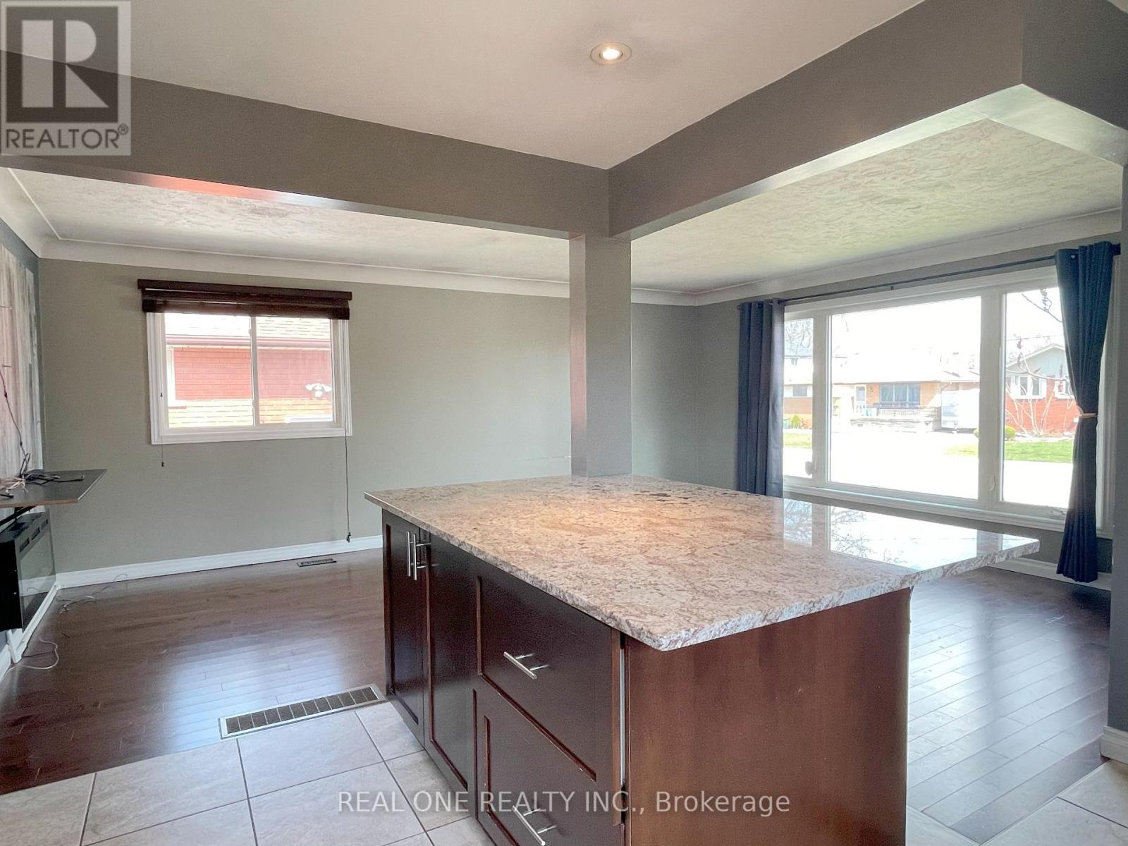 Upper - 138 Welbourn Drive, Hamilton, Ontario  L9A 3N4 - Photo 8 - X13448926