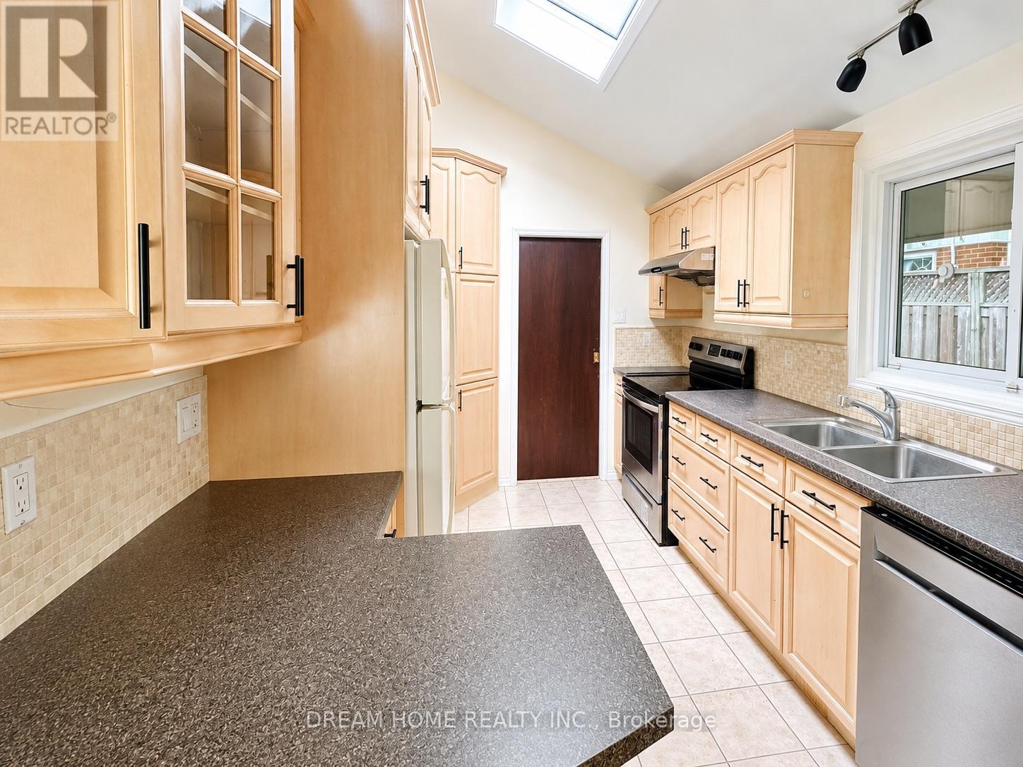 Main Floor - 26 Arlene Crescent, Toronto, Ontario  M1P 3L9 - Photo 5 - E13448976