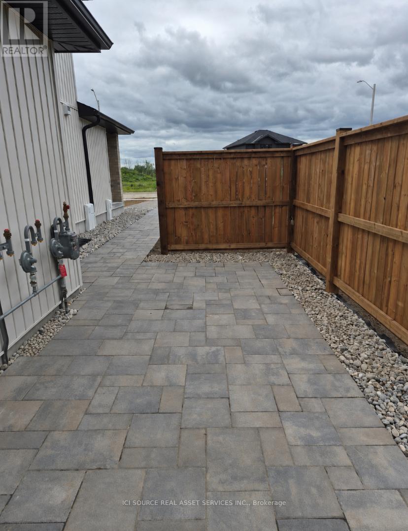 Unit B - 128 Hastings Park Drive, Belleville, Ontario  K8P 0J4 - Photo 3 - X13226296